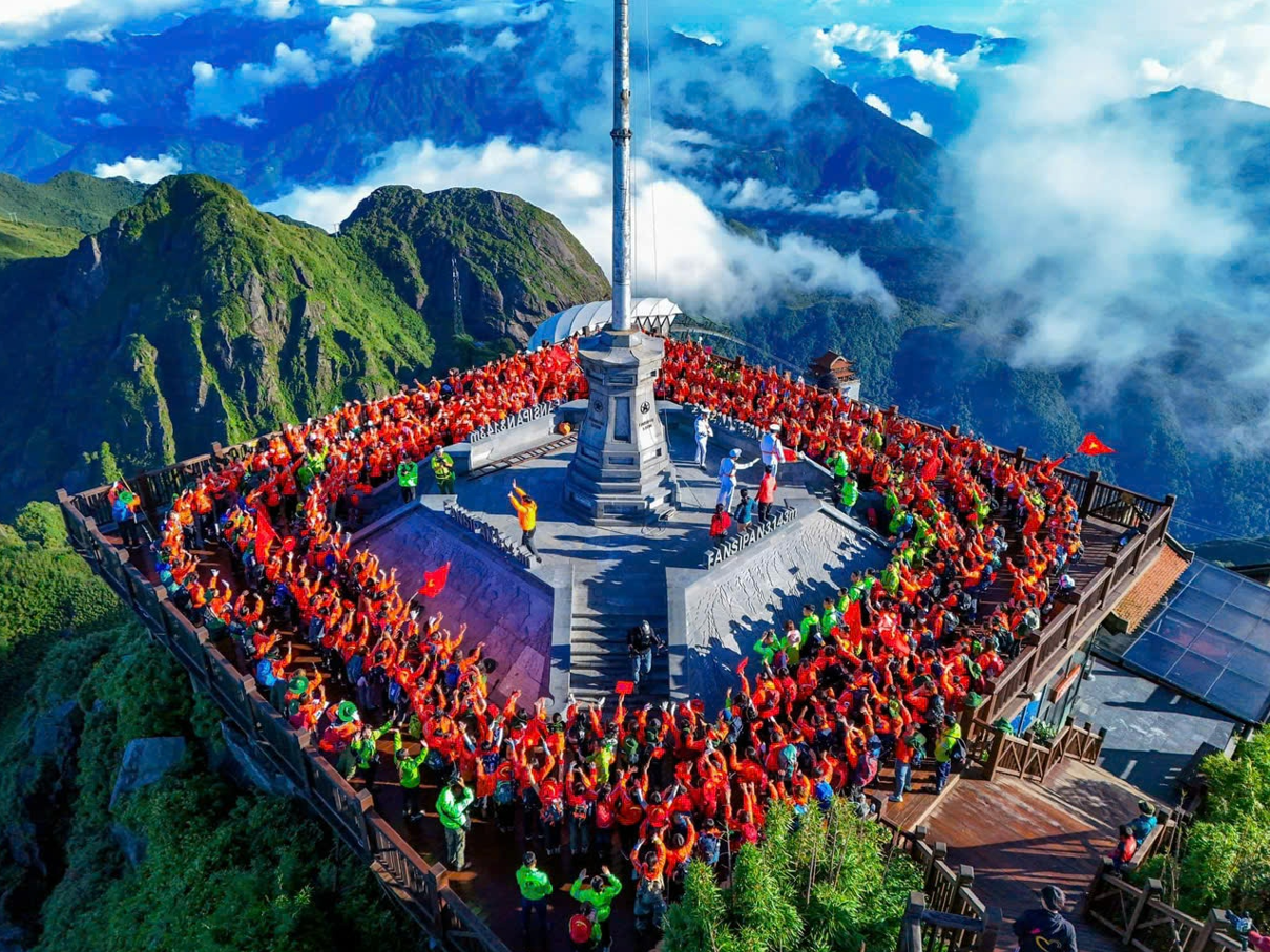 Đón kỳ nghỉ lễ 30/4 – 1/5 trên nóc nhà Đông Dương 
 - 2